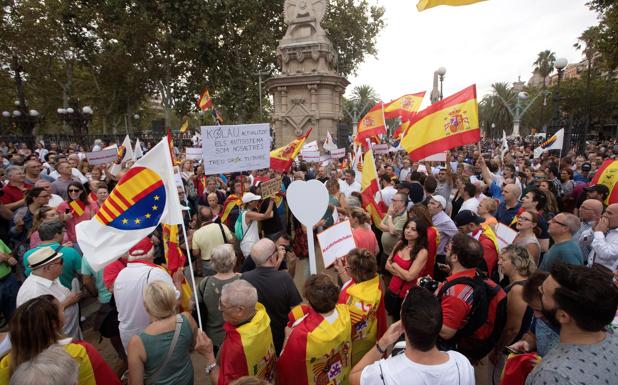 Centenares de personas se han concentrado junto a dirigentes de Ciudadanos y del PP frente al parque de la Ciutadella de Barcelona para mostrar su apoyo a la mujer que el pasado día 25 fue agredida en este lugar cuando retiraba lazos amarillos junto a su marido y sus hijos.