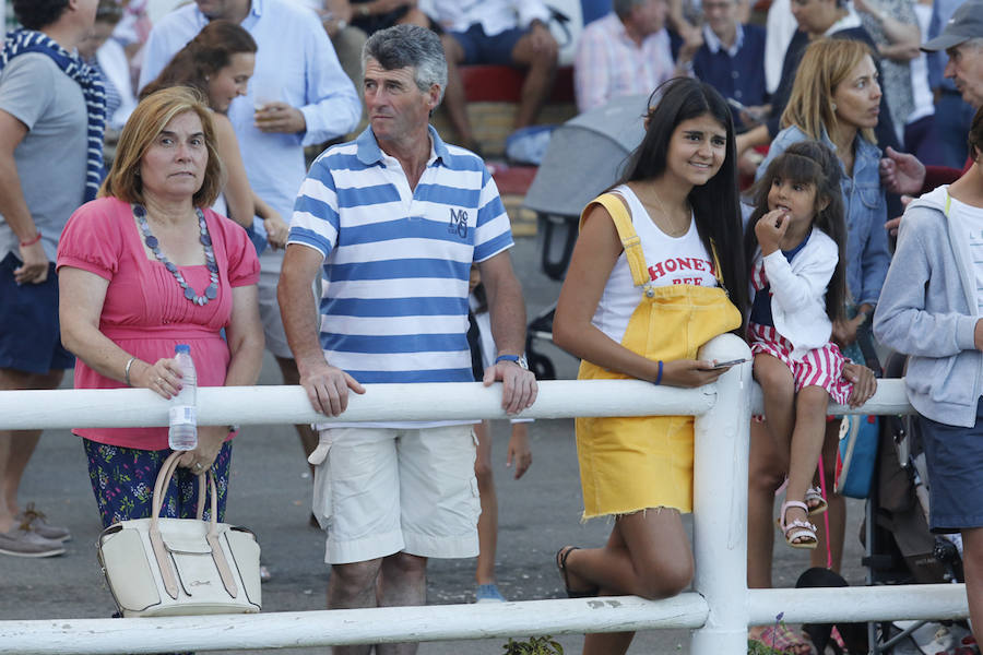 La última jornada del CSIO Gijón ha congregado a miles de seguidores en el complejo de Las Mestas, animados por un día de pleno verano. 