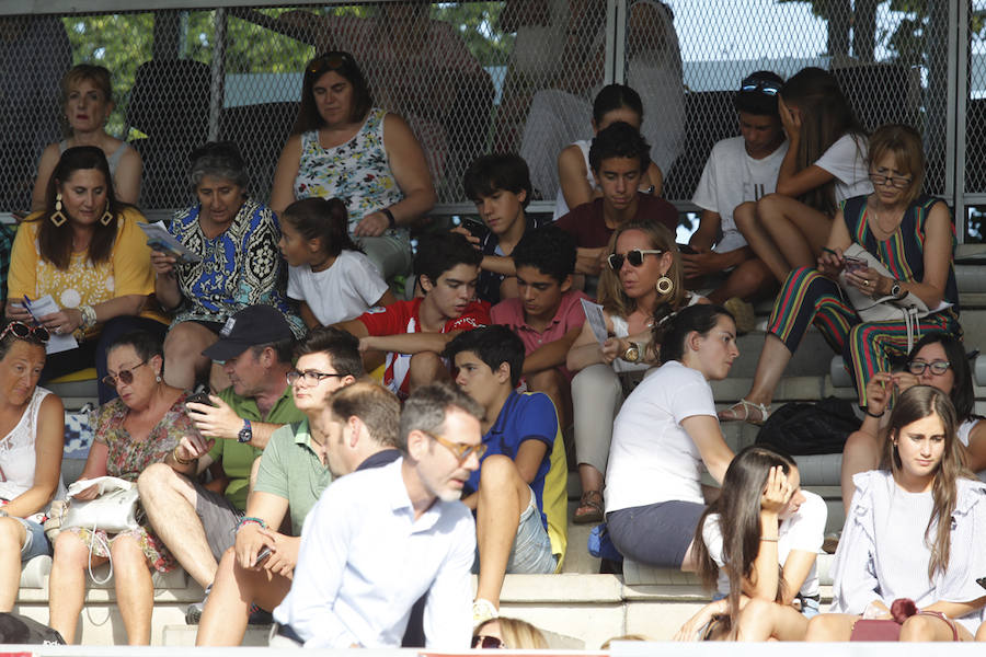 La última jornada del CSIO Gijón ha congregado a miles de seguidores en el complejo de Las Mestas, animados por un día de pleno verano. 