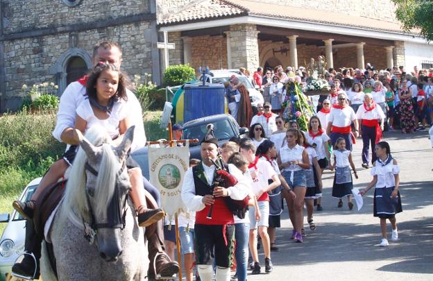 La comitiva salió de la iglesia de Solís hacia la ermita. 