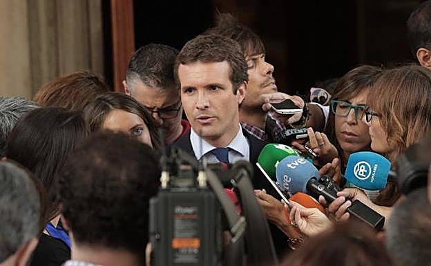 El líder del PP, Pablo Casado, atiende a los medios esta mañana.