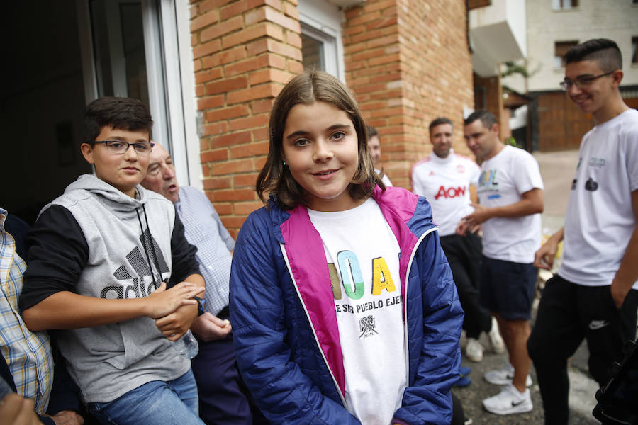 Los vecinos de esta localidad de Cangas del Narcea celebraron haber recibido esta distinción con champán y voladores. Un pueblo unido que con cerca de 90 habitantes cuenta con tres asociaciones, apuesta por el desarrollo rural y convive dentro del Parque Natural Fuentes del Narcea, Degaña e Ibias