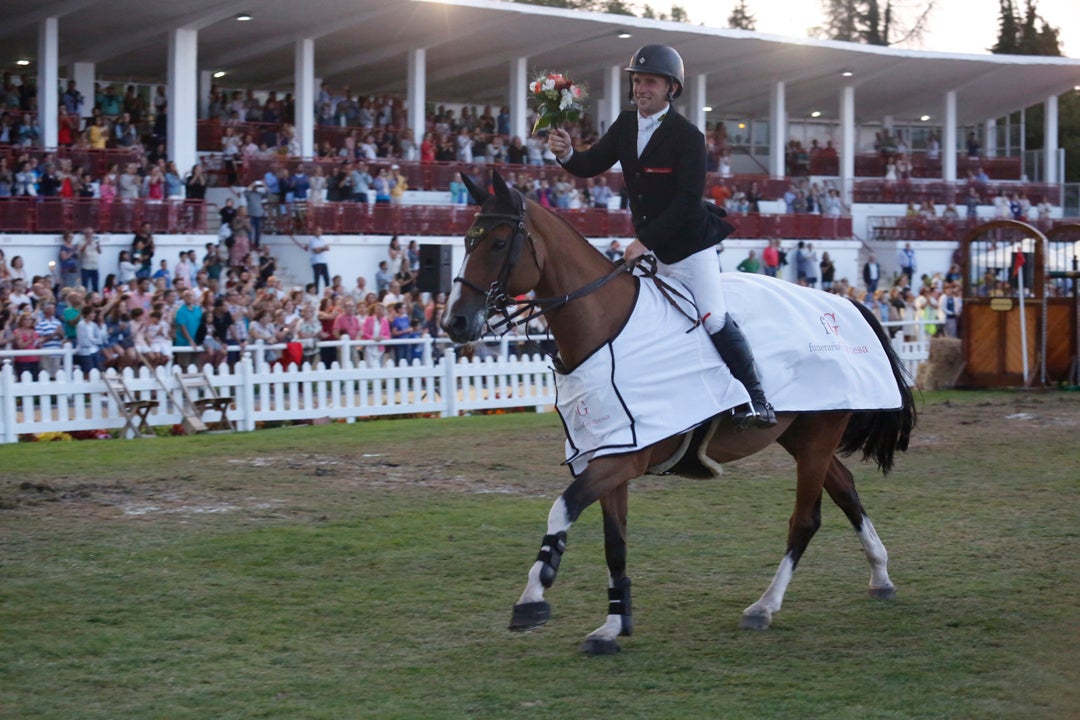 Richard Howley, montando a 'Dolores', se adjudicó este domingo la victoria del Gran Premio del CSIO de Gijón para sumar la quinta victoria irlandesa en las trece pruebas disputas desde el pasado miércoles