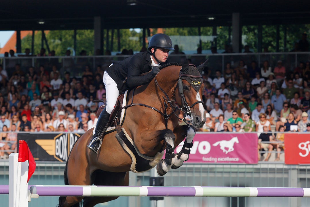 Richard Howley, montando a 'Dolores', se adjudicó este domingo la victoria del Gran Premio del CSIO de Gijón para sumar la quinta victoria irlandesa en las trece pruebas disputas desde el pasado miércoles