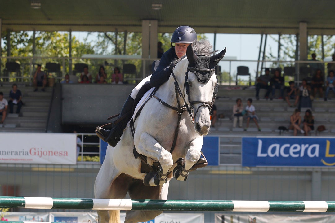 Richard Howley, montando a 'Dolores', se adjudicó este domingo la victoria del Gran Premio del CSIO de Gijón para sumar la quinta victoria irlandesa en las trece pruebas disputas desde el pasado miércoles