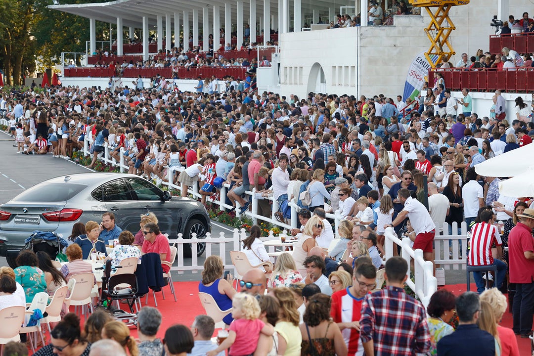 Richard Howley, montando a 'Dolores', se adjudicó este domingo la victoria del Gran Premio del CSIO de Gijón para sumar la quinta victoria irlandesa en las trece pruebas disputas desde el pasado miércoles