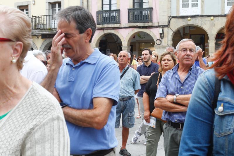 La plaza de España de Avilés ha sido escenario de una multitudinaria concentración silenciosa convocada en una jornada de luto en memoria de las víctimas del accidente de autobús. Ciudadanos anónimos y numerosos representantes políticos y sociales de la región han asistido para expresar su apoyo y solidaridad con los afectados. 