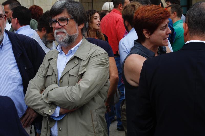 La plaza de España de Avilés ha sido escenario de una multitudinaria concentración silenciosa convocada en una jornada de luto en memoria de las víctimas del accidente de autobús. Ciudadanos anónimos y numerosos representantes políticos y sociales de la región han asistido para expresar su apoyo y solidaridad con los afectados. 