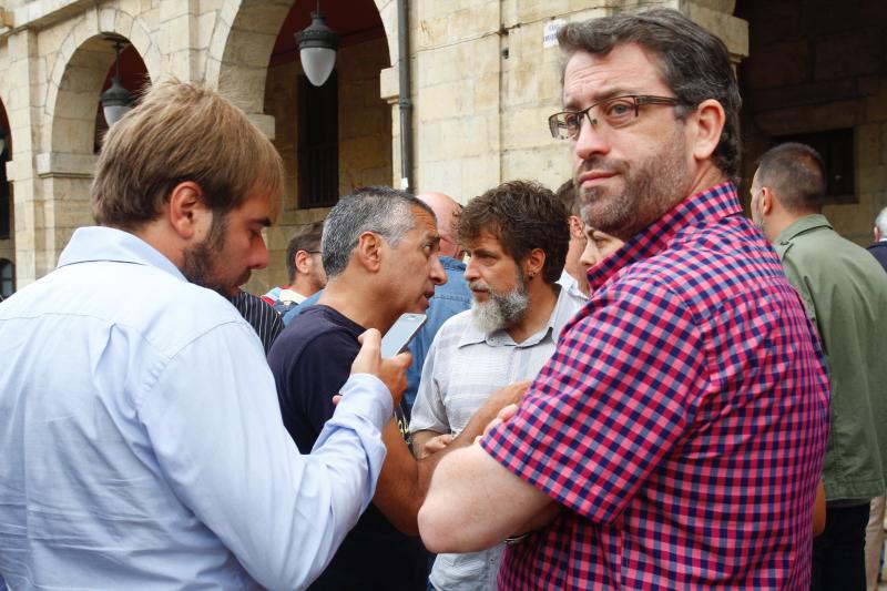 La plaza de España de Avilés ha sido escenario de una multitudinaria concentración silenciosa convocada en una jornada de luto en memoria de las víctimas del accidente de autobús. Ciudadanos anónimos y numerosos representantes políticos y sociales de la región han asistido para expresar su apoyo y solidaridad con los afectados. 