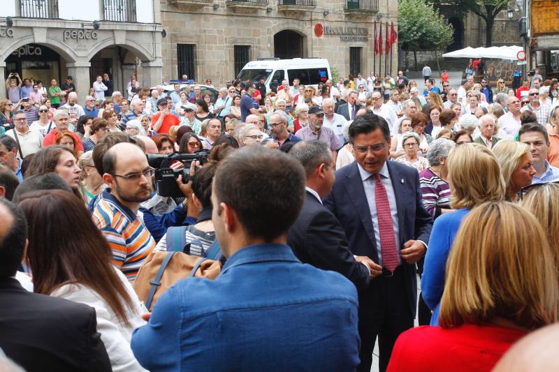 La plaza de España de Avilés ha sido escenario de una multitudinaria concentración silenciosa convocada en una jornada de luto en memoria de las víctimas del accidente de autobús. Ciudadanos anónimos y numerosos representantes políticos y sociales de la región han asistido para expresar su apoyo y solidaridad con los afectados. 