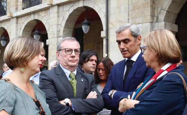 Galería. Ana Taboada, vicealcaldesa de Oviedo, Francisco del Busto, consejero de Sanidad, Jacobo Cosmen, presidente de ALSA, y Mariví Monteserín, alcaldesa de Avilés, en la concentración. 