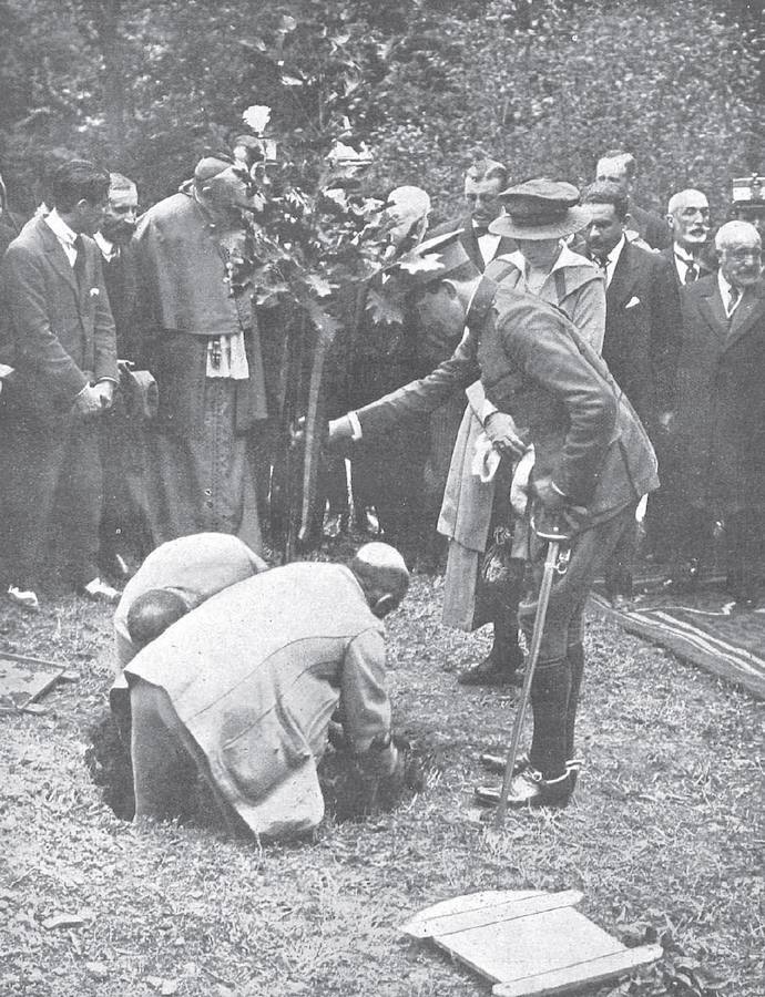 En los actos de coronación canónica de Covadonga -el ocho de septiembre ya se llevaba celebrando más tiempo-, realizados en 1918 ante la presencia de los reyes de España, subyacieron razones históricas que hoy, un siglo después y con un sencillo acceso a las hemerotecas digitales, son fáciles de comprender