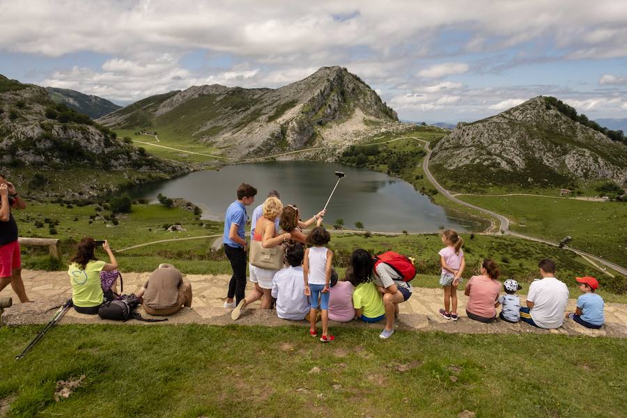 Un grupo de turistas fotografiando Los Lagos de Covadonga. 
