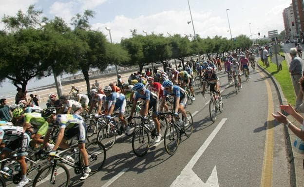 La Vuelta, a su paso por Gijón, en la edición de 2012. 