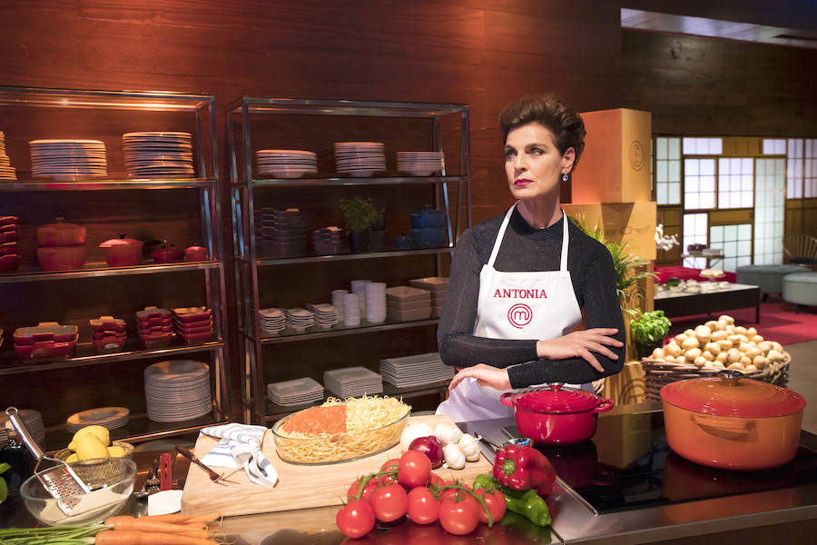 Antonia Dell'Atte. Estrella de la moda y la televisión, en los 80 fue imagen de Giorgio Armani a nivel mundial. Esta situación la terminó compaginando con su trabajo como actriz cómica en la televisión italiana y aterrizó en el cine con ‘Sotto, sotto strapazzato da una anómala passione’. Llegó a España en los 90, y se convirtió en uno de los rostros más populares del país, co-presentando con Ramón García el mítico ‘Qué apostamos’ de TVE y, poco más tarde ‘La Máquina de la Verdad’. No ha dejado de estar presente en la televisión italiana, donde también ha sido jurado de ‘Italia’s Next Top Model’.