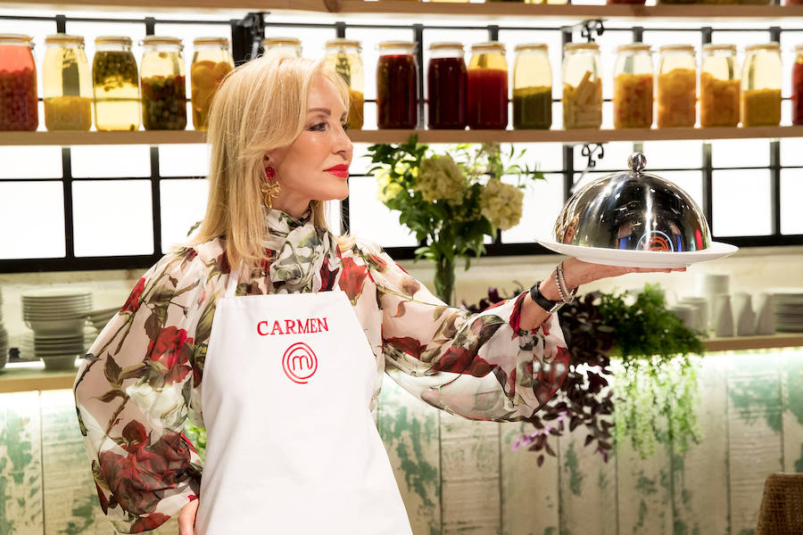 Carmen Lomana. Colaboradora de televisión y coleccionista de alta costura, es una de las figuras más populares de la sociedad española gracias a sus continuas apariciones en prensa rosa y programas de televisión. Sus habituales declaraciones sin filtro le han convertido en colaboradora habitual de magacines, entre ellos ‘Más Gente’ de TVE en 2013. Participante de concursos televisivos como ‘¡Más que baile!’, ‘Splash! Famosos al agua’ y ‘Supervivientes’, fue co-presentadora del talent ‘Las Joyas de la Corona’. Ha publicado ‘Los diez mandamientos de la mujer’ y ‘El glamour inteligente’ y escribe una página semanal en ‘La Razón’.