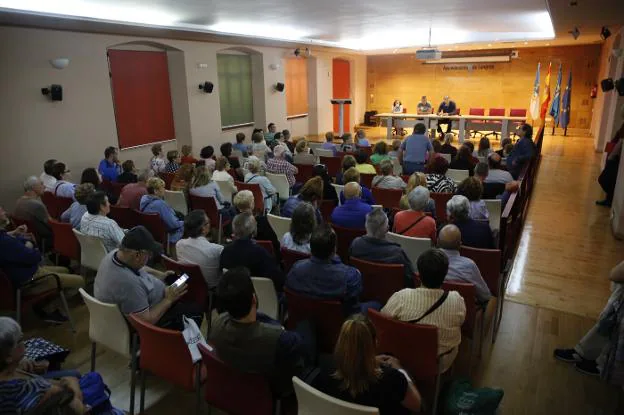 Concurrida reunión vecinal en La Joécara, Sama, en junio. 