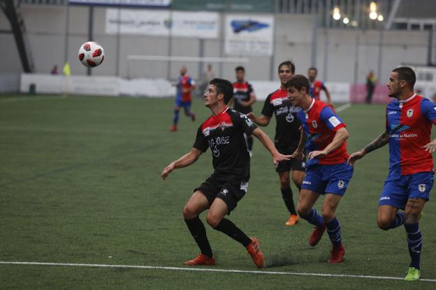 Olaetxea, asistente en el primer gol, trata de dejar atrás a Cabranes y Alain. 