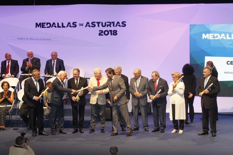 El presidente del Principado llama a los asturianos a sentirse orgullosos de vivir en una región 'donde el lugar de nacimiento no otorga derechos especiales'. Lo hizo durante el acto de entrega de las Medallas de Asturias