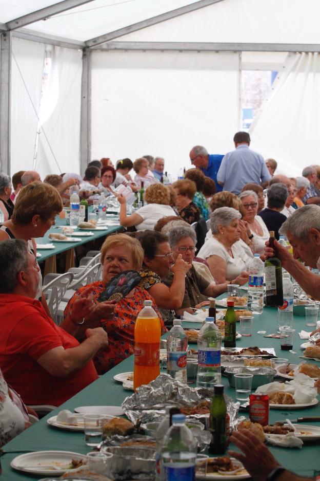 Los mayores comen juntos en Versalles
