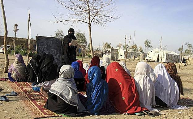 Colegio improvisado en Afganistán.