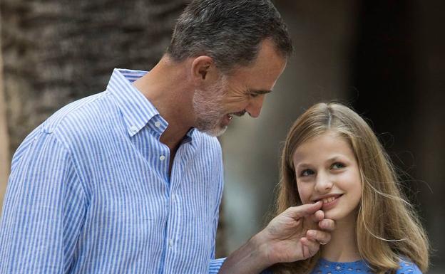 El Rey bromea con su hija, la princesa Leonor.