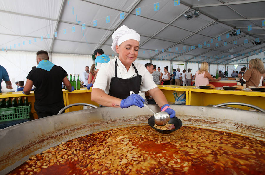 La comida tradicional y la procesión centraron los actos festivos.