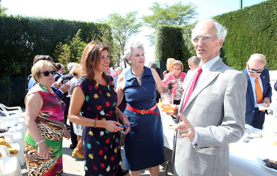 La comida tradicional y la procesión centraron los actos festivos.