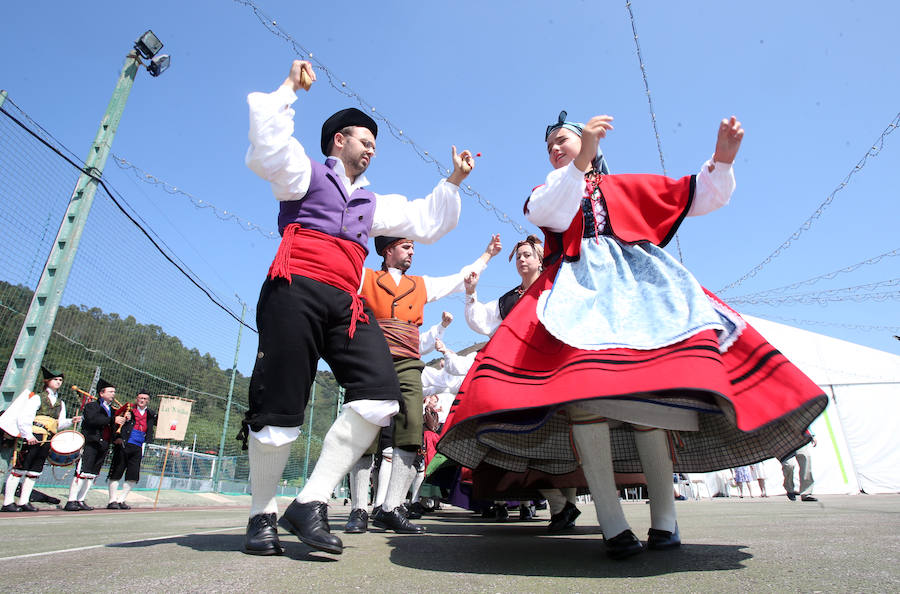 La comida tradicional y la procesión centraron los actos festivos.
