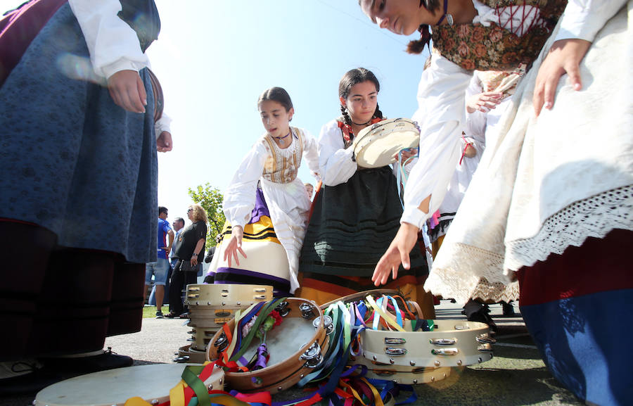 La comida tradicional y la procesión centraron los actos festivos.