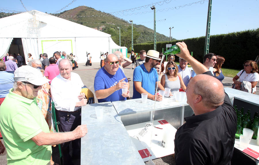 La comida tradicional y la procesión centraron los actos festivos.