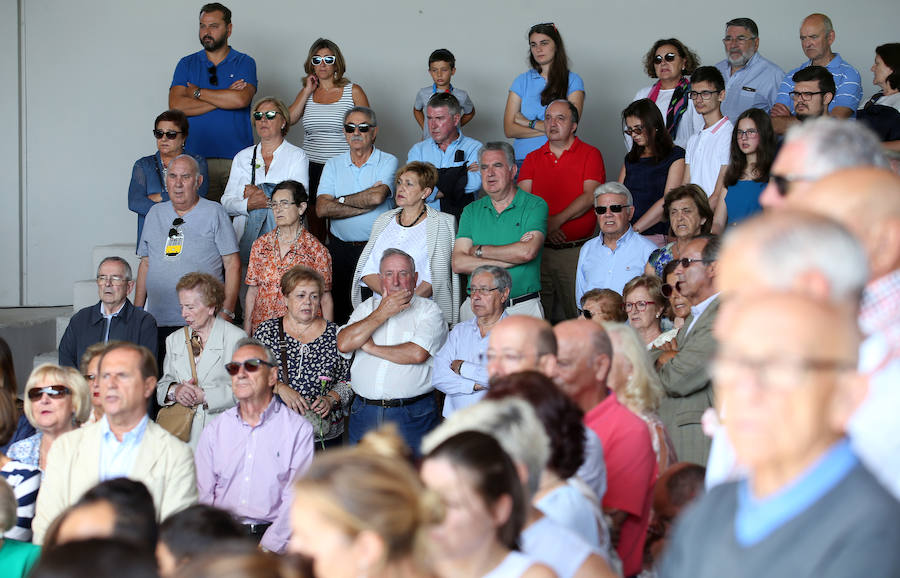 La comida tradicional y la procesión centraron los actos festivos.
