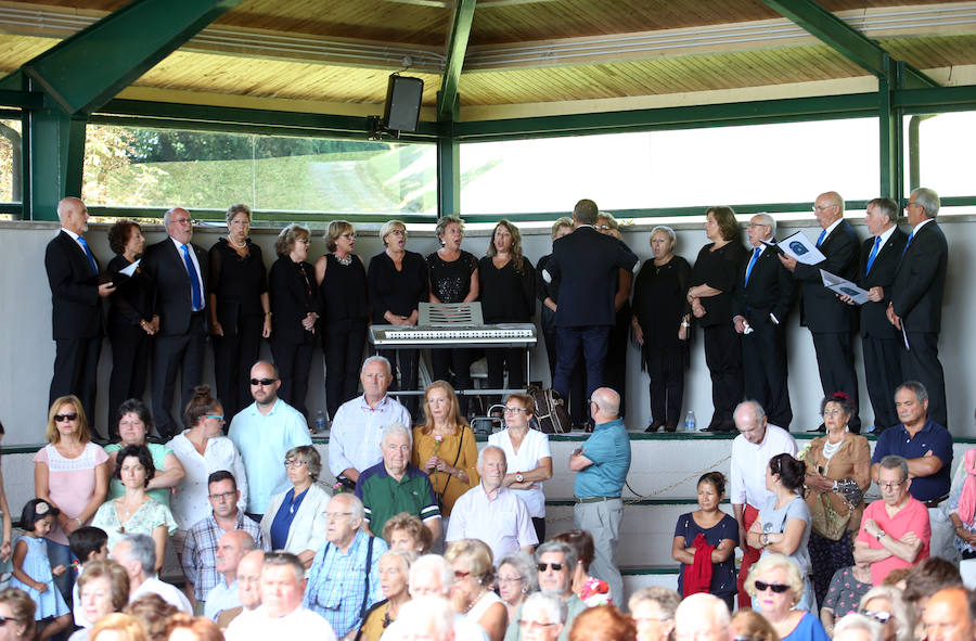 La comida tradicional y la procesión centraron los actos festivos.
