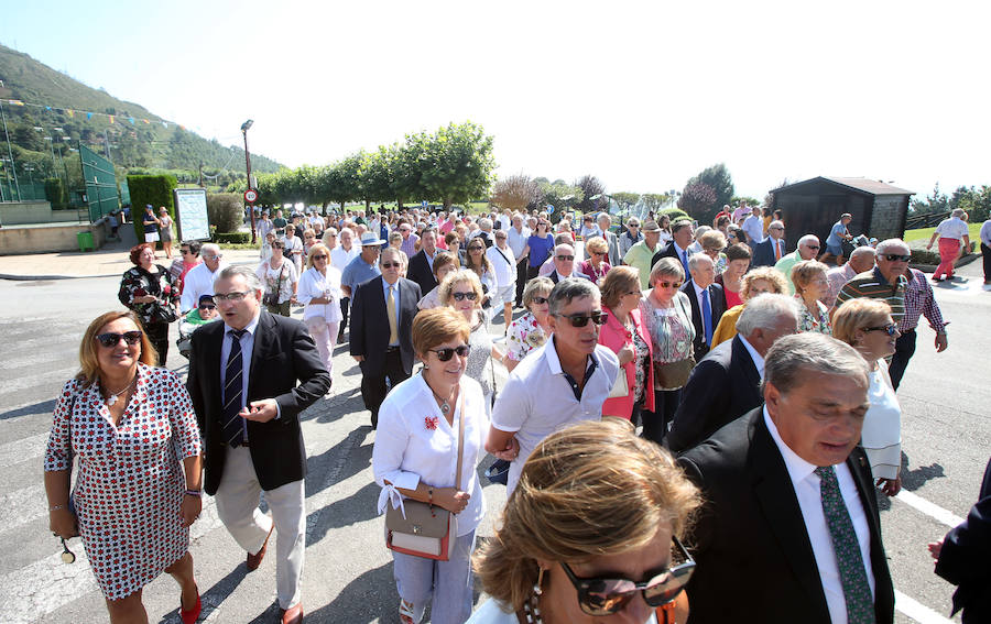 La comida tradicional y la procesión centraron los actos festivos.