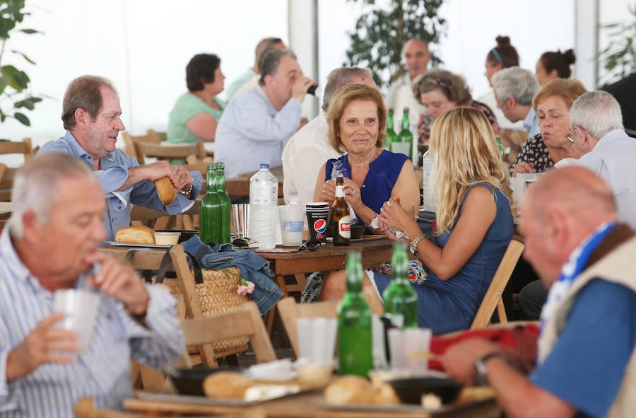 La comida tradicional y la procesión centraron los actos festivos.