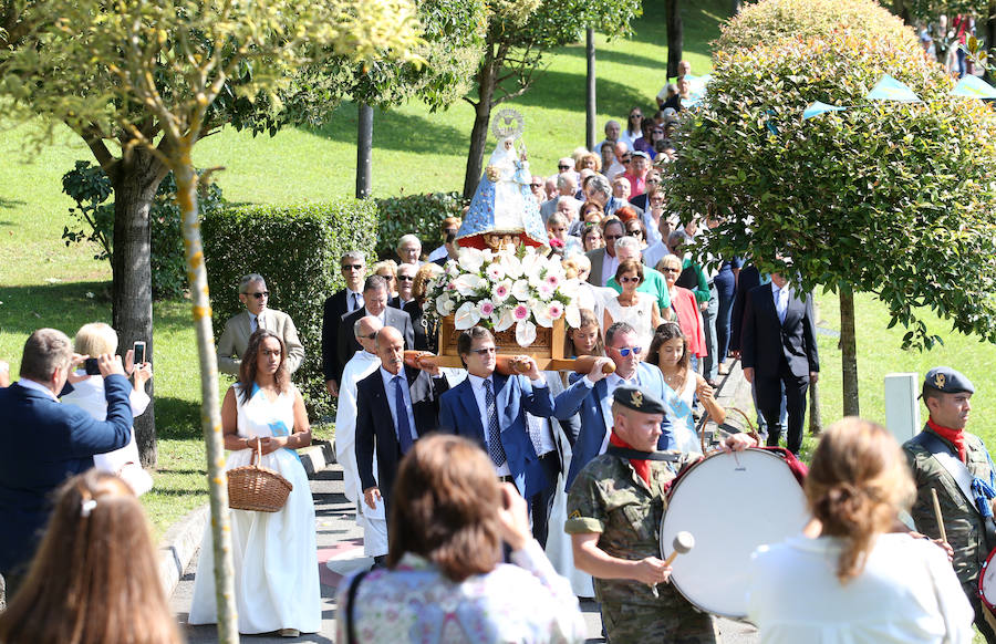 La comida tradicional y la procesión centraron los actos festivos.