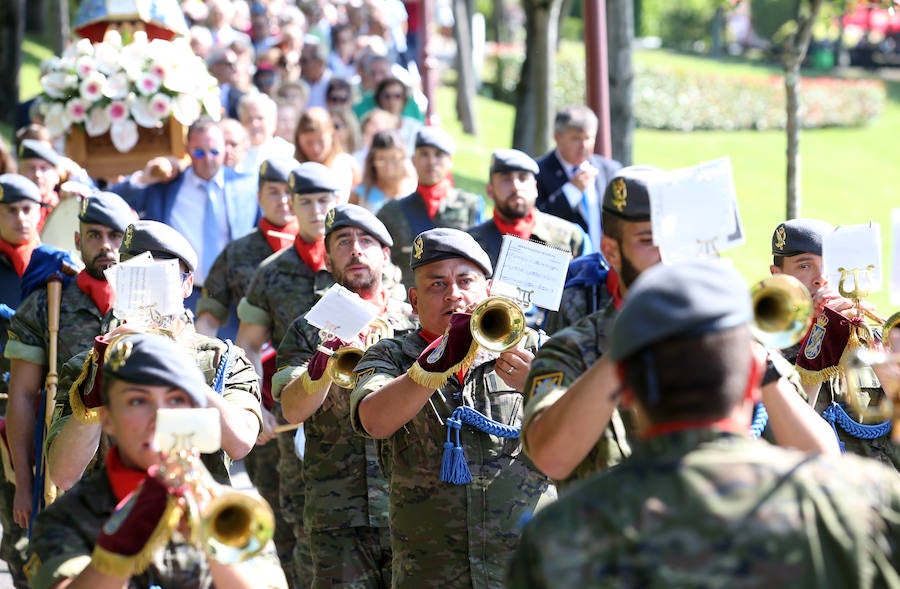 La comida tradicional y la procesión centraron los actos festivos.