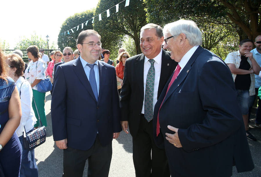 La comida tradicional y la procesión centraron los actos festivos.
