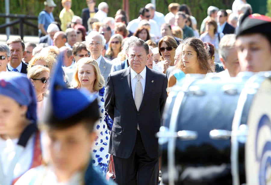 La comida tradicional y la procesión centraron los actos festivos.