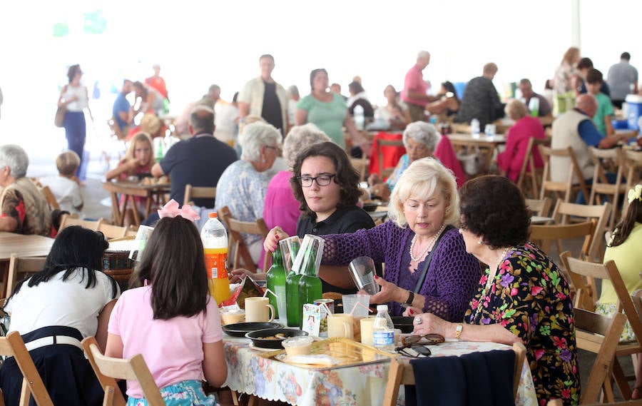 La comida tradicional y la procesión centraron los actos festivos.
