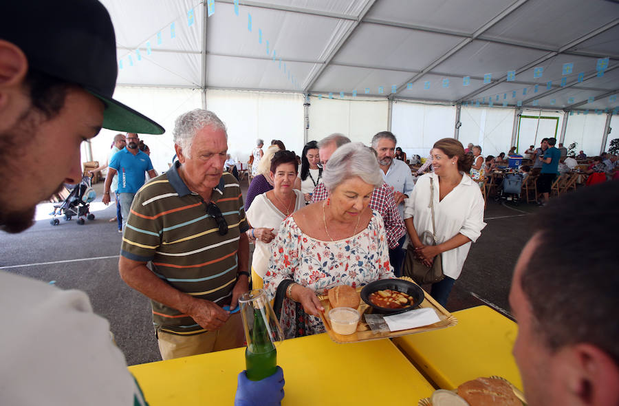 La comida tradicional y la procesión centraron los actos festivos.