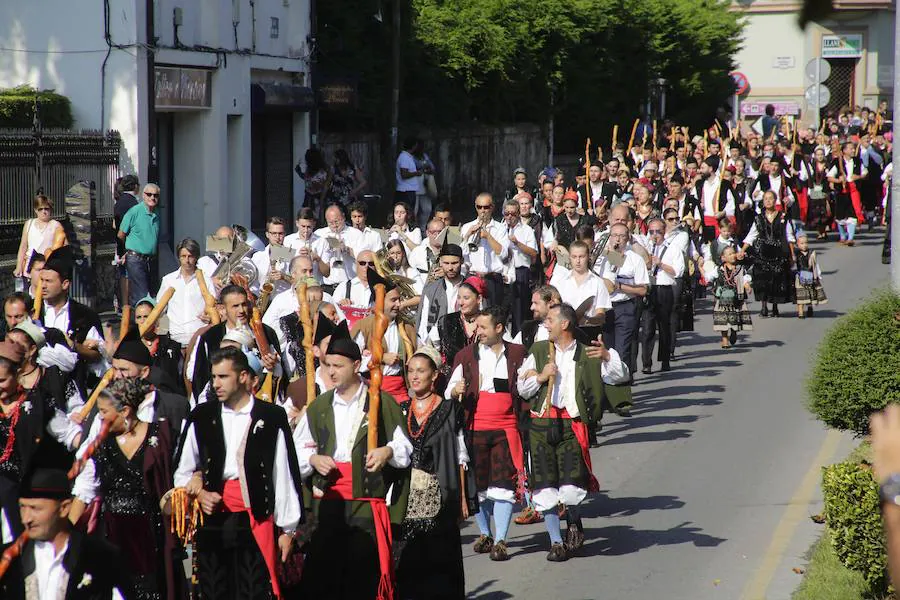 El sol acompañó a los locales y visitantes durante la tradicional procesión. 