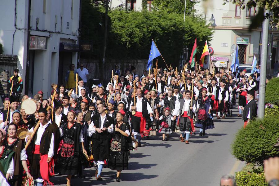 El sol acompañó a los locales y visitantes durante la tradicional procesión. 