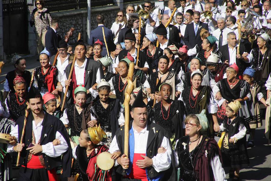 El sol acompañó a los locales y visitantes durante la tradicional procesión. 