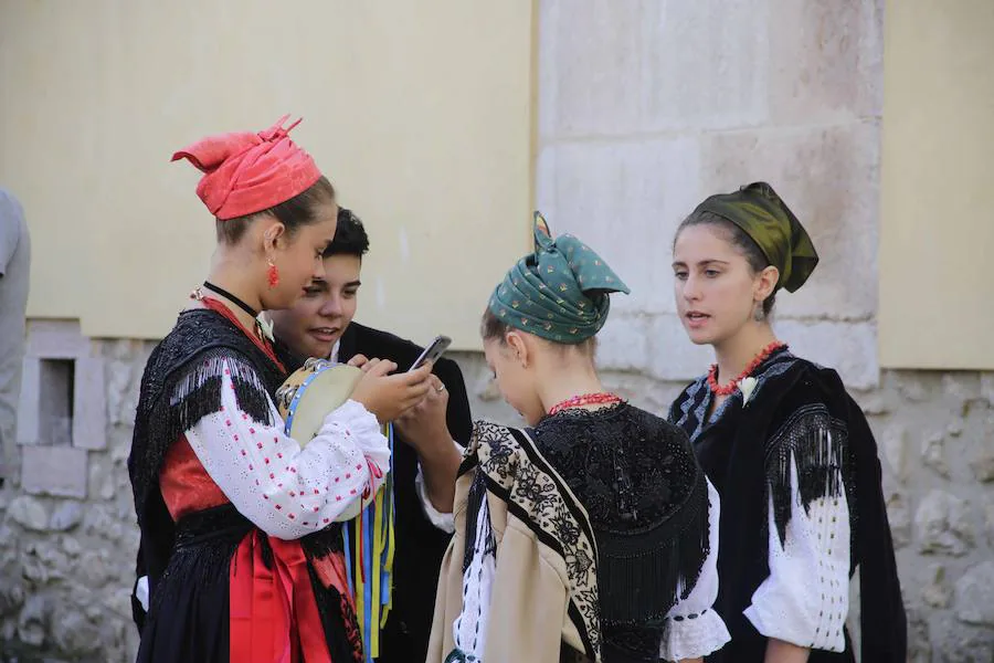 El sol acompañó a los locales y visitantes durante la tradicional procesión. 