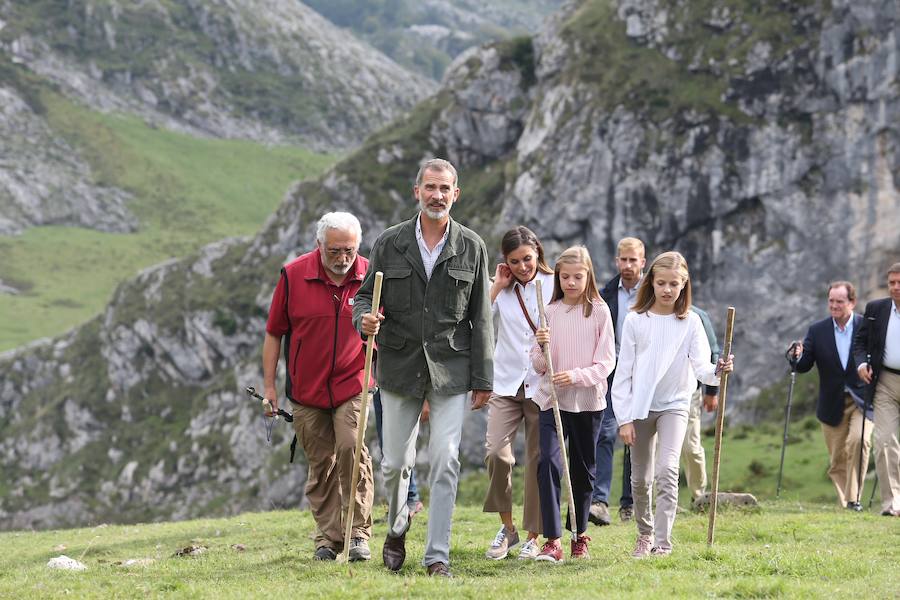 Acuden a Los Lagos tras el primer acto oficial de Leonor como Princesa. Allí recibieron como regalo a 'Xana', una yegua con la que les ha obsequiado el Ayuntamiento de Cantas de Onís. 