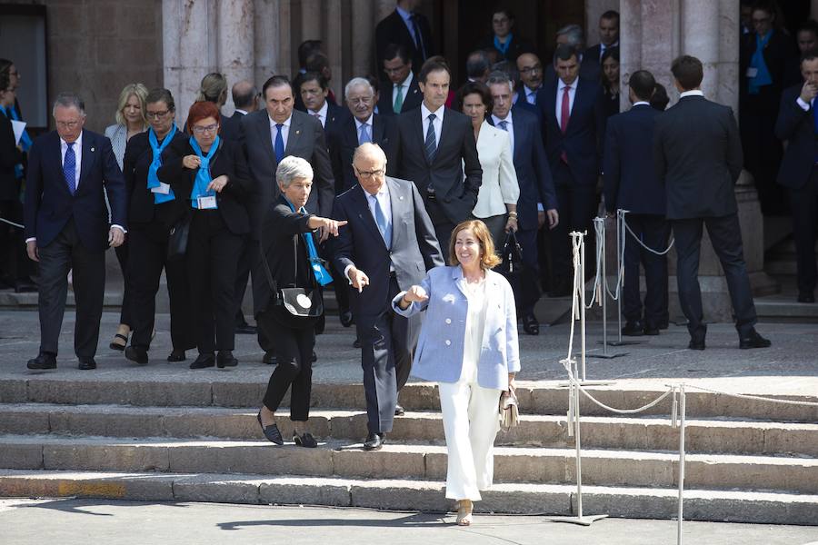 Numerosas personalidades de la política, la economía y la cultura de Asturias y de España han acompañado a la Princesa de Asturias en su primer acto en Covadonga. El ministro de Agricultura, Luis Planas, la delegada del Gobierno, Delia Losa, el presidente del Principado, Javier Fernández, el presidente y la directora de la Fundación Princesa, Luis Fernández Vega y Teresa Sanjurjo, eran algunos de los asistentes. Diputados, senadores, alcaldes y representantes de la Iglesia y los medios de comunicación han sido otros de los asistentes.