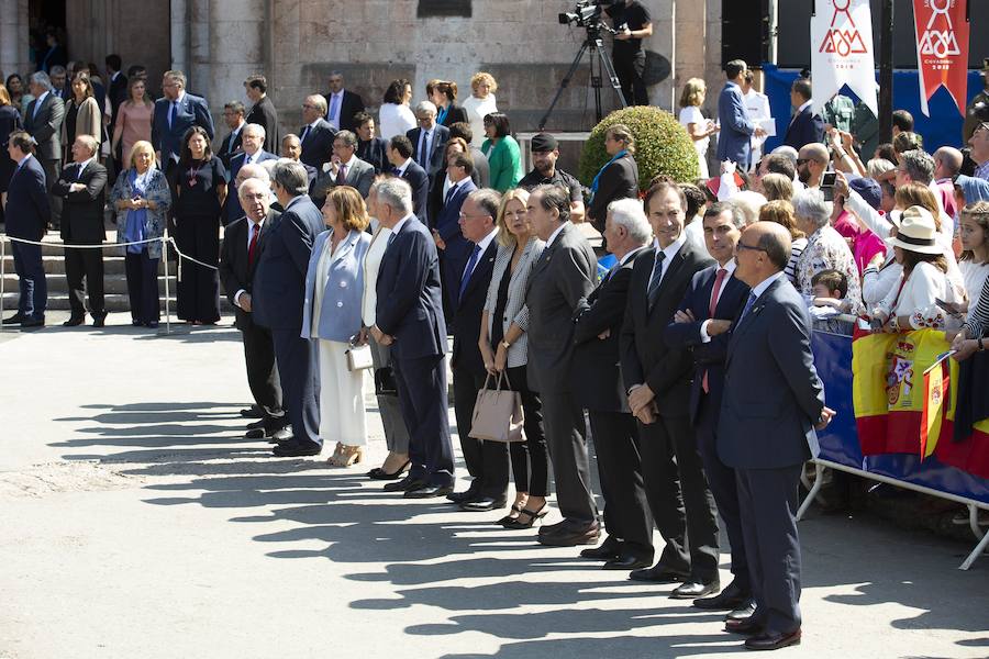 Numerosas personalidades de la política, la economía y la cultura de Asturias y de España han acompañado a la Princesa de Asturias en su primer acto en Covadonga. El ministro de Agricultura, Luis Planas, la delegada del Gobierno, Delia Losa, el presidente del Principado, Javier Fernández, el presidente y la directora de la Fundación Princesa, Luis Fernández Vega y Teresa Sanjurjo, eran algunos de los asistentes. Diputados, senadores, alcaldes y representantes de la Iglesia y los medios de comunicación han sido otros de los asistentes.