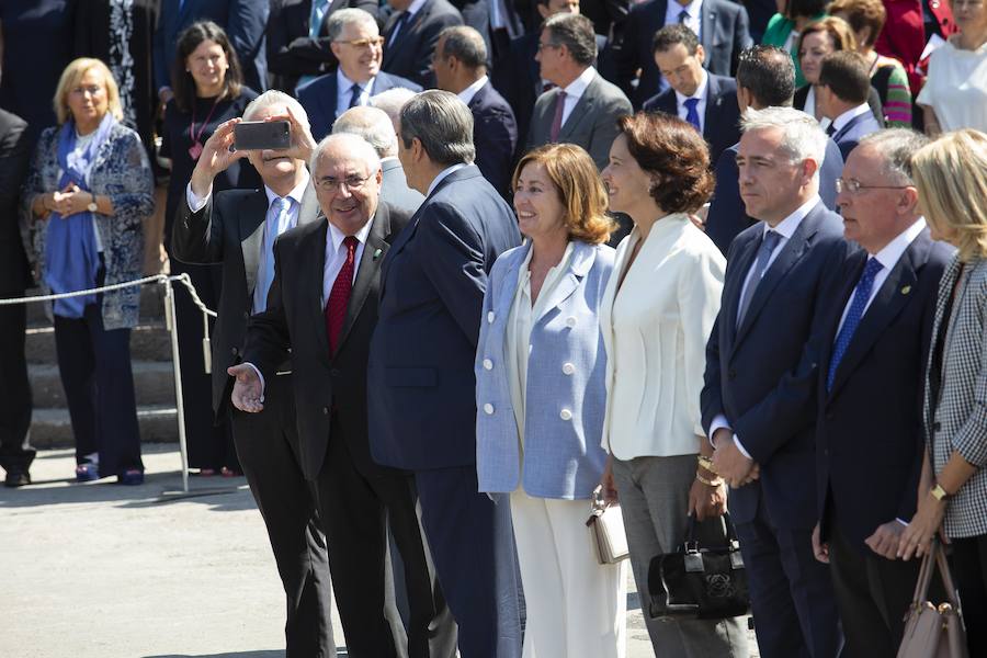 Numerosas personalidades de la política, la economía y la cultura de Asturias y de España han acompañado a la Princesa de Asturias en su primer acto en Covadonga. El ministro de Agricultura, Luis Planas, la delegada del Gobierno, Delia Losa, el presidente del Principado, Javier Fernández, el presidente y la directora de la Fundación Princesa, Luis Fernández Vega y Teresa Sanjurjo, eran algunos de los asistentes. Diputados, senadores, alcaldes y representantes de la Iglesia y los medios de comunicación han sido otros de los asistentes.