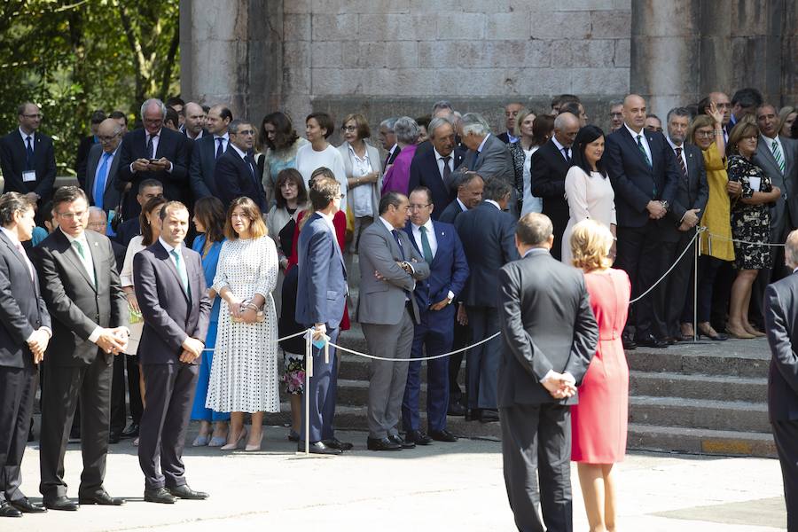 Numerosas personalidades de la política, la economía y la cultura de Asturias y de España han acompañado a la Princesa de Asturias en su primer acto en Covadonga. El ministro de Agricultura, Luis Planas, la delegada del Gobierno, Delia Losa, el presidente del Principado, Javier Fernández, el presidente y la directora de la Fundación Princesa, Luis Fernández Vega y Teresa Sanjurjo, eran algunos de los asistentes. Diputados, senadores, alcaldes y representantes de la Iglesia y los medios de comunicación han sido otros de los asistentes.